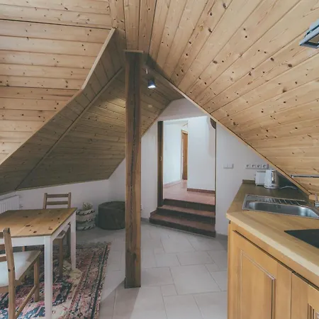 Stylová S Vlastním Koupáním, Krbem&netflix Varvazov